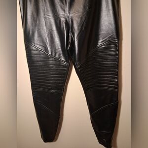 HUE Shiny Black Leggings